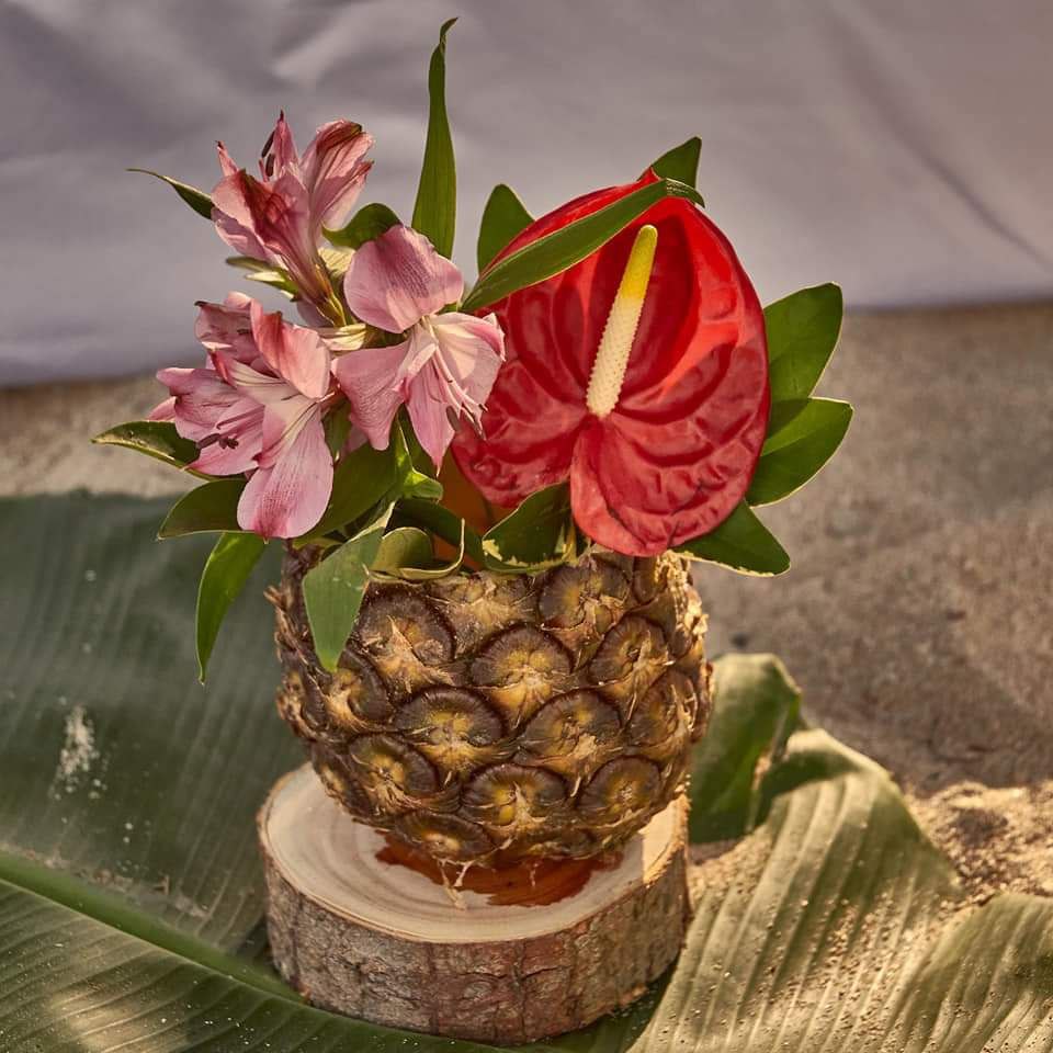boda en la playa estilo tropical 2025, piña como decoracion natural